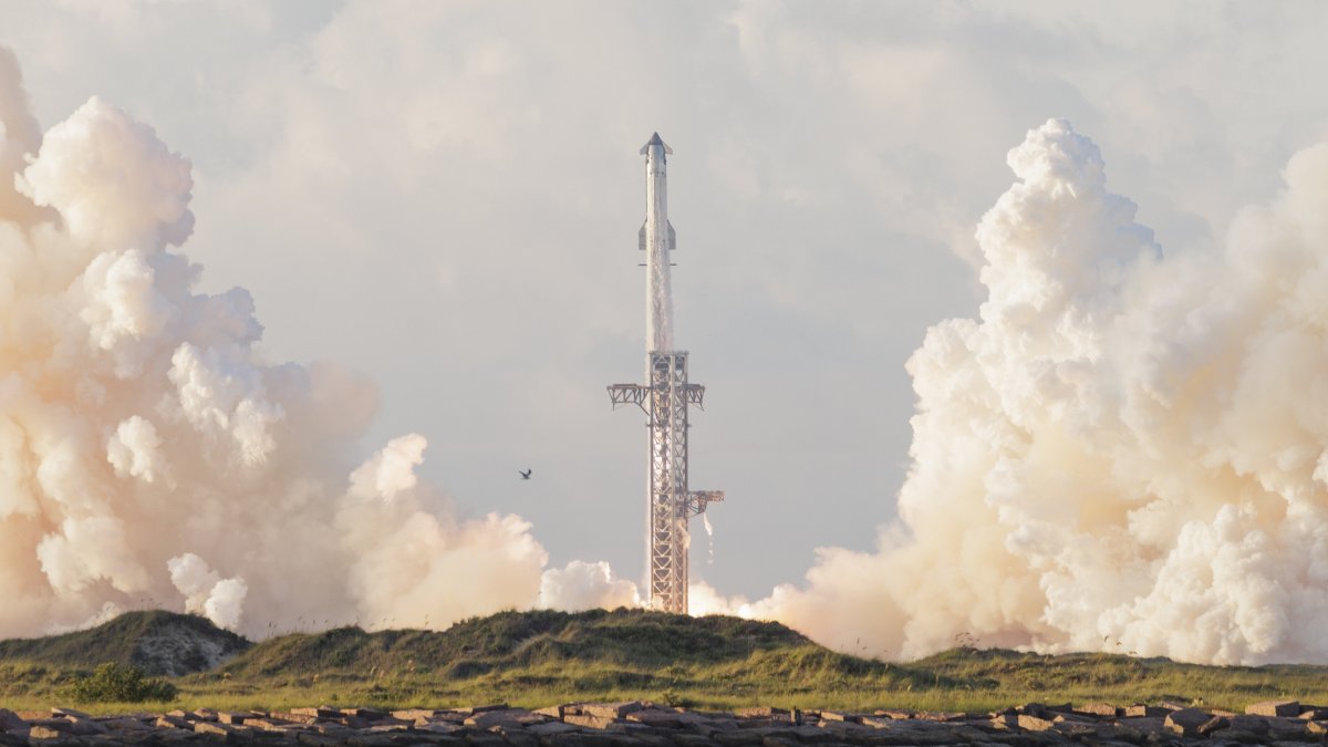 SpaceX's Starship V3 rocket takes off from the launchpad on its 14th flight test on South Padre Island, Texas, U.S., Sept. 28, 2026. (EPA Photo)