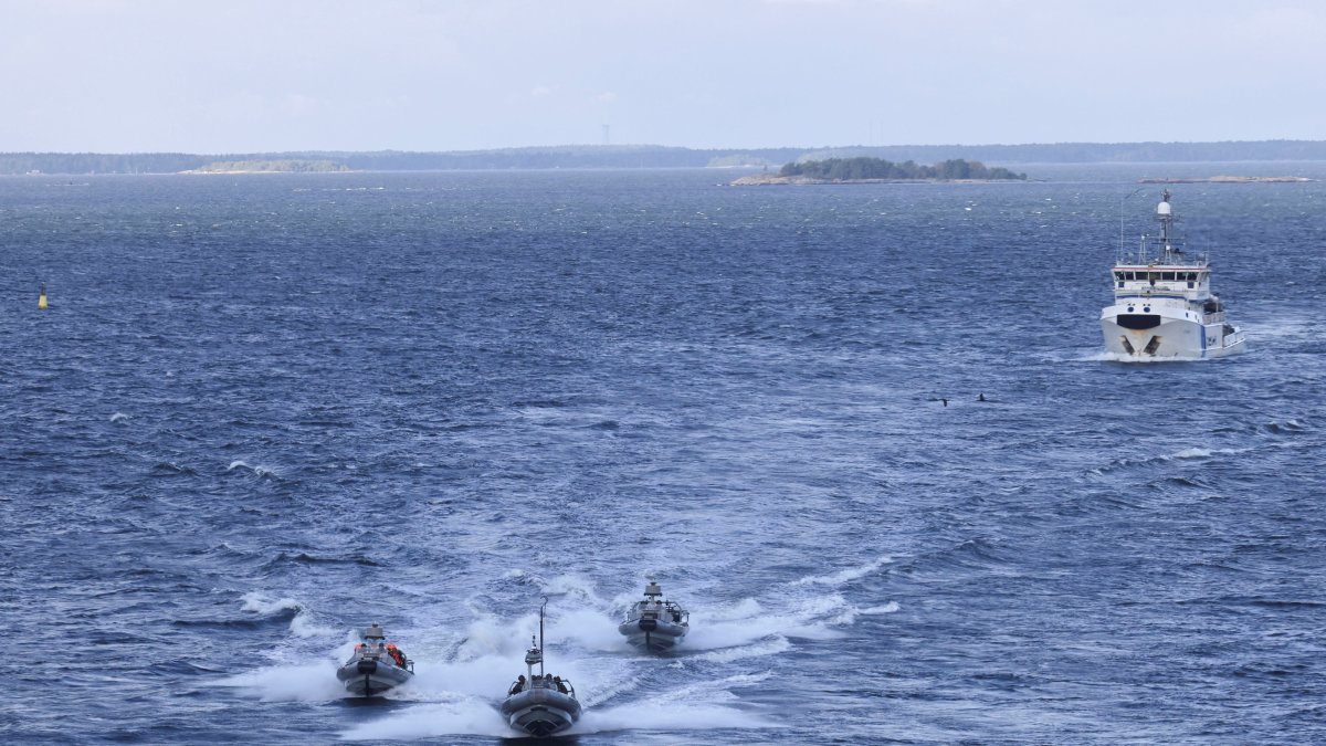 Finnish coast guard vessels follow an icebreaker as part of the MARSEC EU26 exercises at sea in the Gulf of Finland, Sept. 17, 2026. (Reuters File Photo)