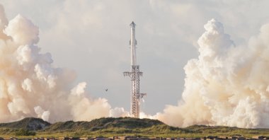 SpaceX's Starship V3 rocket takes off from the launchpad on its 14th flight test on South Padre Island, Texas, U.S., Sept. 28, 2026. (EPA Photo)