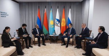 D-8 Secretary-General Sohail Mahmood meets Bakytzhan Sagintayev, chairman of the EEC Board, at the commission’s headquarters in Moscow, Sept. 28, 2026. (D-8 Handout)