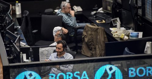 Traders work at their desks on the floor of the Borsa Istanbul Stock Exchange (BIST), Istanbul, Türkiye, May 22, 2018. (AFP Photo)