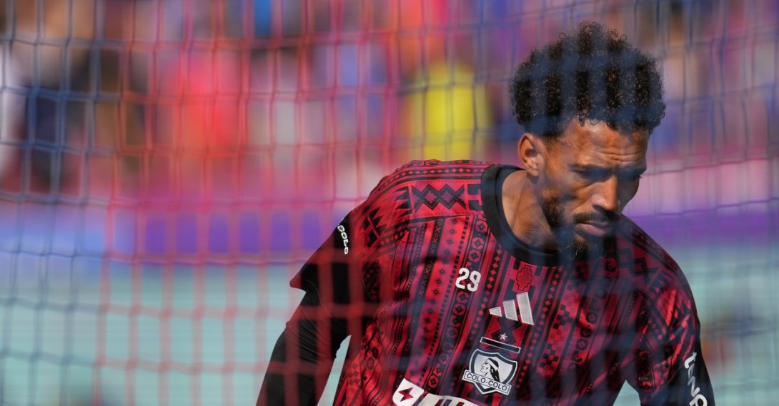 Colo Colo goalkeeper Vozinha, from Cape Verde, warms up for a Chilean football league match between Colo Colo and Universidad de Chile in Santiago, Chile, Aug. 23, 2026. (AP Photo)