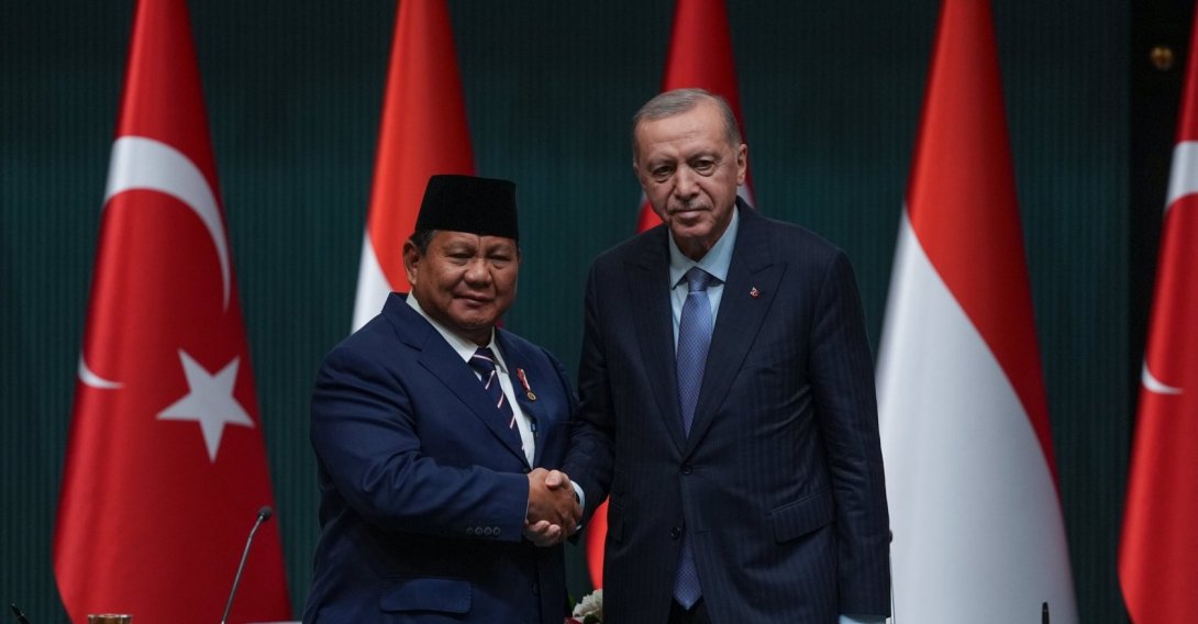 President Recep Tayyip Erdoğan and Indonesian President Prabowo Subianto shake hands during a news conference, Ankara, Türkiye, April 10, 2025. (AA Photo)