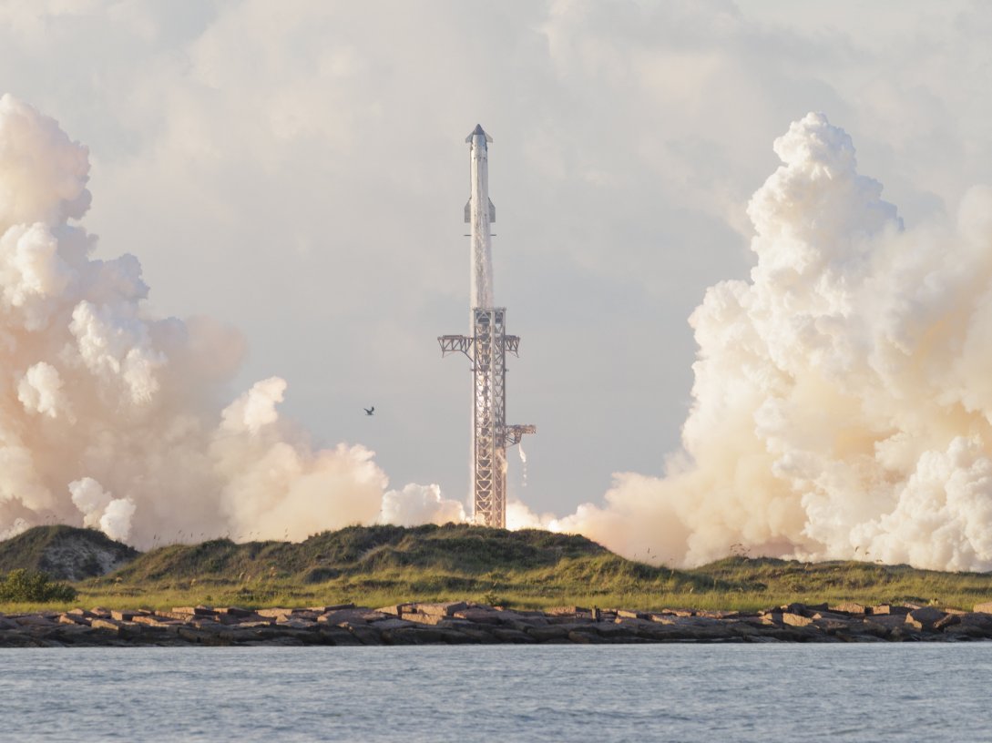 SpaceX's Starship V3 rocket takes off from the launchpad on its 14th flight test on South Padre Island, Texas, U.S., Sept. 28, 2026. (EPA Photo)
