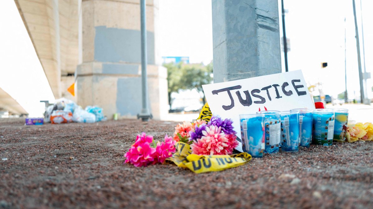 Flowers and candles are seen at an intersection near an ICE-related shooting, Austin, Texas, U.S., Sept.21, 2026. (AFP Photo)