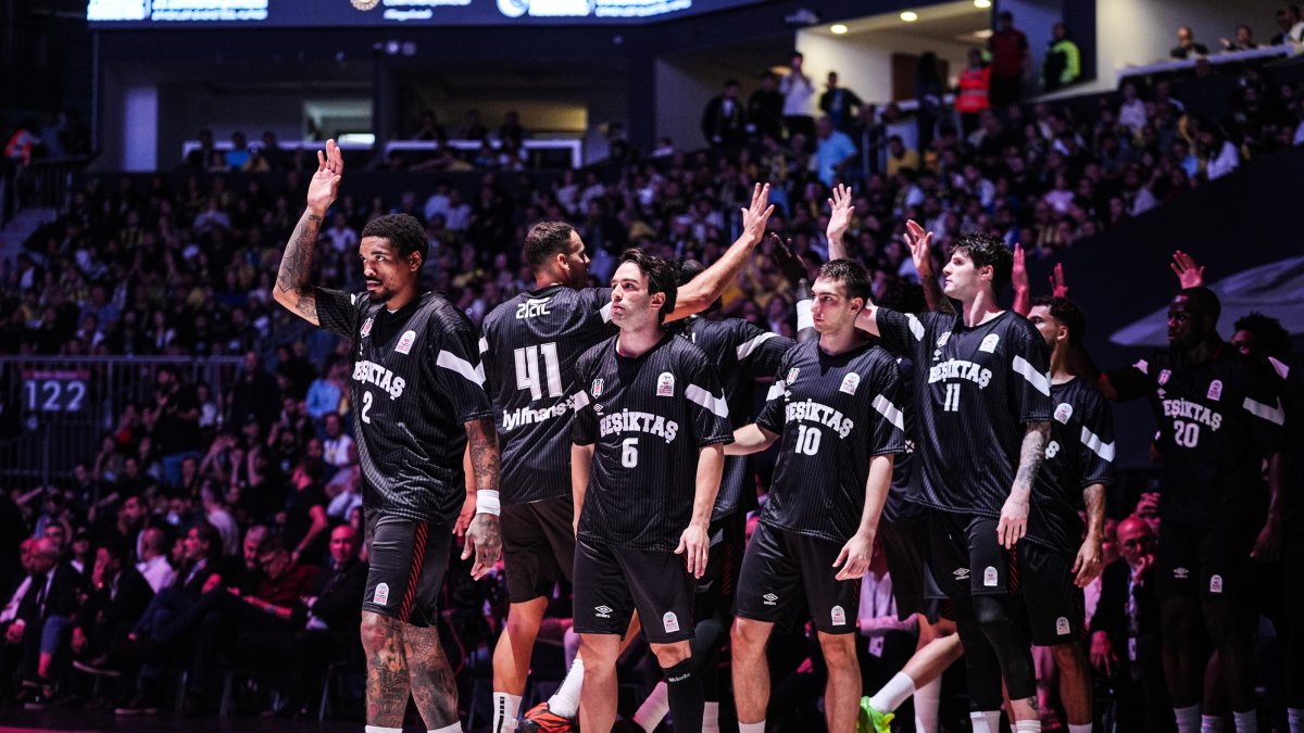 Beşiktaş players line up during the pregame ceremony before the 39th Men's Presidential Cup basketball game against Fenerbahçe Tarfin at Sinan Erdem Sports Hall, Istanbul, Türkiye, Sept. 22, 2026. (AA Photo)