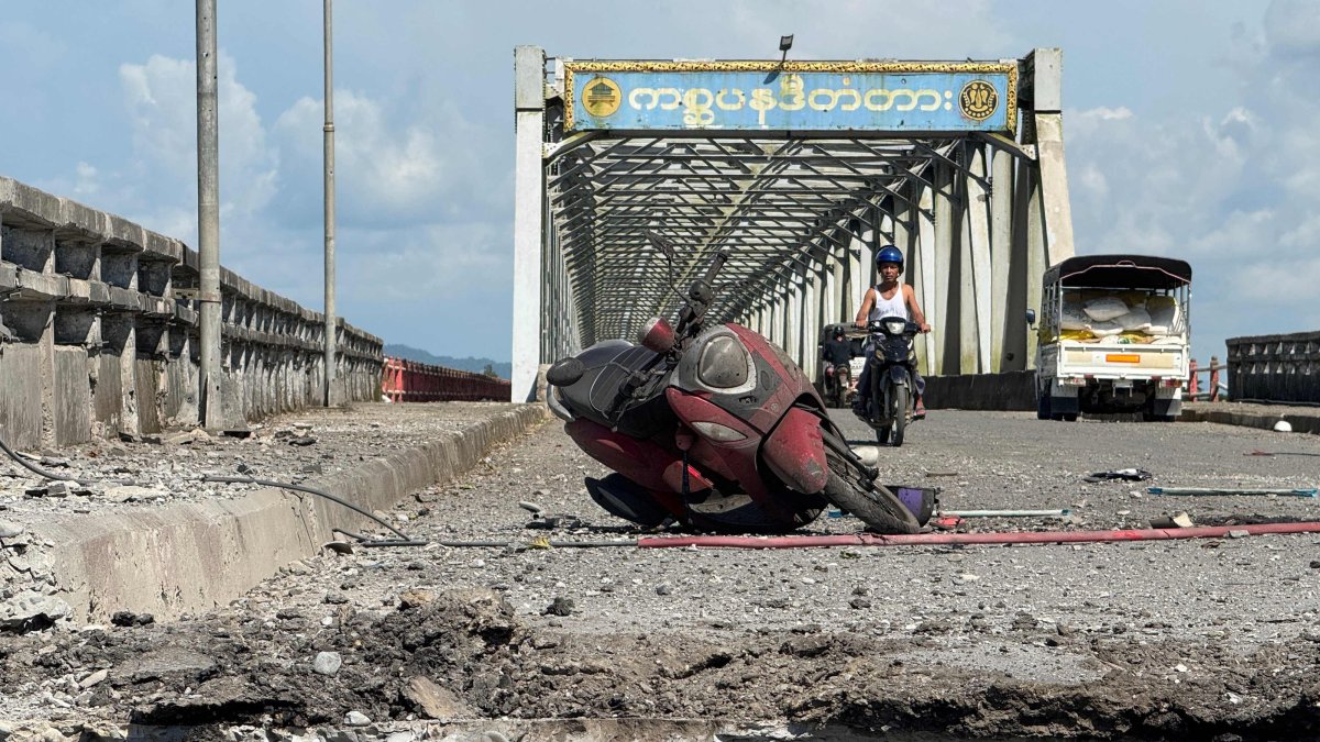 A damaged motorcycle sits on the Kisapanadi Bridge following a military airstrike on a market and the bridge in Kyauktaw, Western Rakhine state, Myanmar, Sept. 28, 2026. (AFP Photo)