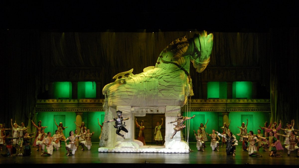 Fire of Antolia's dance production "Troy," inspired by Homer's "Iliad," returns to Istanbul this week before the ensemble embarks on a two-month tour across Russia. (AA Photo)