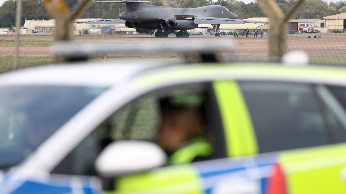 A B‑1B Lancer bomber arrives at RAF Fairford airbase, after police declared a major incident at the base and arrested several men on suspicion of offenses under the Explosives Act, who have since been released on bail, in Fairford, Gloucestershire, U.K., Sept. 29, 2026. (Reuters Photo)