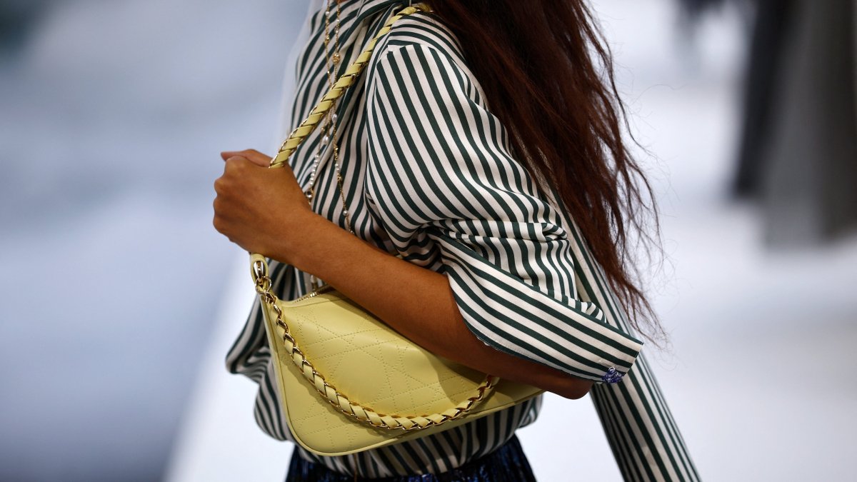 A model presents a creation by designer Jonathan Anderson as part of his Spring/Summer 2027 Women's ready-to-wear collection show for fashion house Christian Dior during Paris Fashion Week, Paris, France, Sept. 29, 2026. (Reuters Photo)