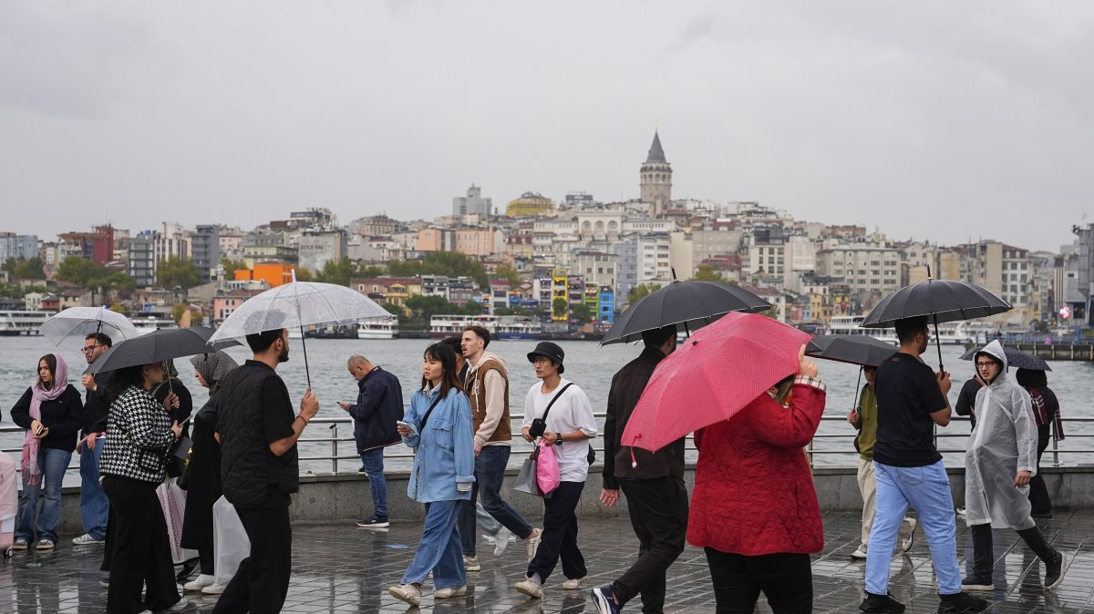 People are photographed in Istanbul, Türkiye, Sept. 29, 2026. (AA Photo)
