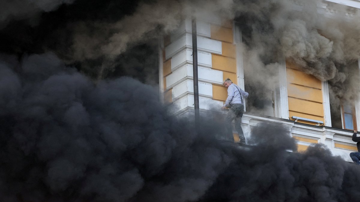 Ihor Malchevsky, 69, a deputy department head at Ukraine's National Academy of Sciences, evacuates the site of an administrative building hit by a Russian jet-powered drone strike, amid Russia's attack on Ukraine, in Kyiv, Ukraine, Sept. 30, 2026. (Reuters Photo)