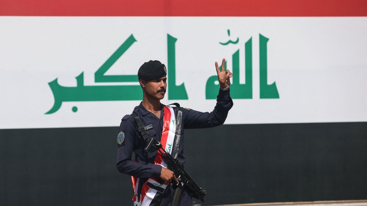 A member of the Iraqi security forces flashes the V-sign for victory during a military parade marking the withdrawal of the U.S.-led coalition, Baghdad, Iraq, Sept. 30, 2026. (AFP Photo)