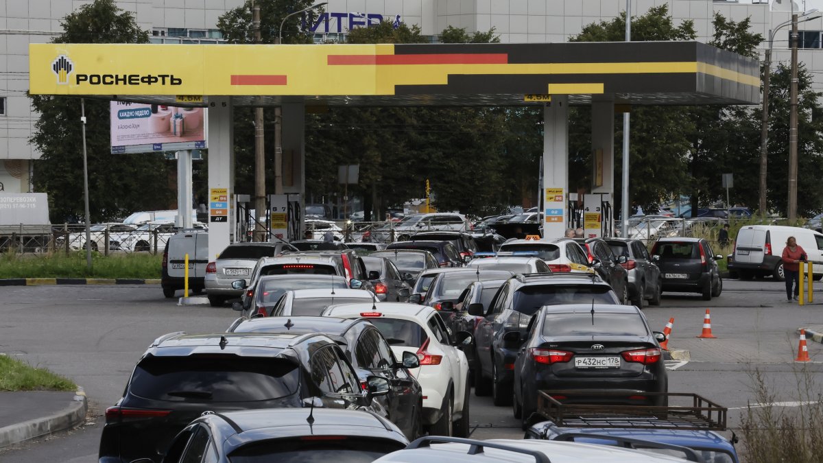 Vehicles line up at a Rosneft gas station, St. Petersburg, Russia, Sept. 15, 2026. (EPA Photo)