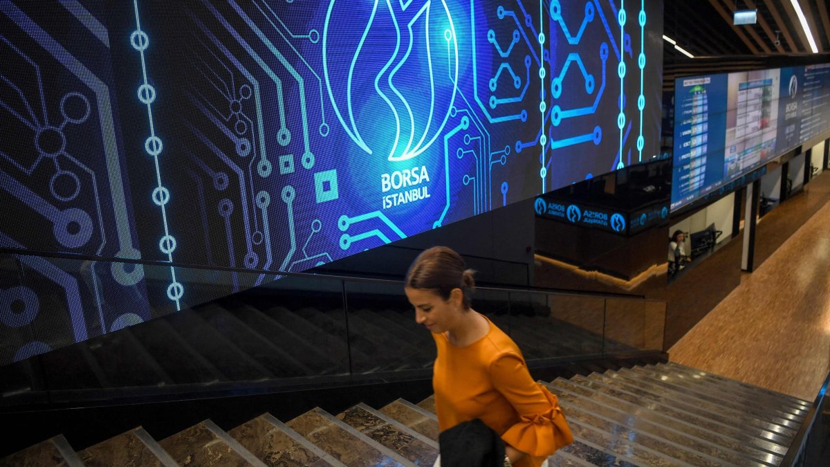 A trader walks inside the Borsa Istanbul Stock Exchange, Istanbul, Türkiye, May 22, 2018. (AFP Photo)