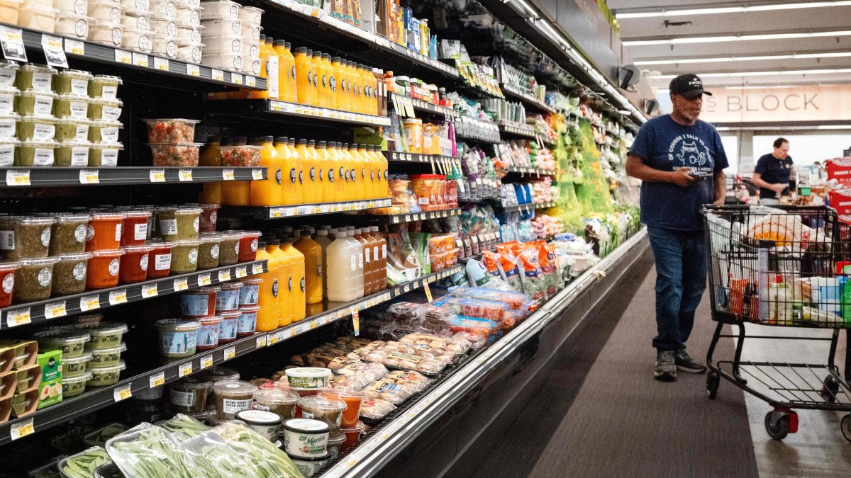 Customers shop at a grocery store in Chicago, Illinois, U.S., Sept. 10, 2026. (AFP Photo)