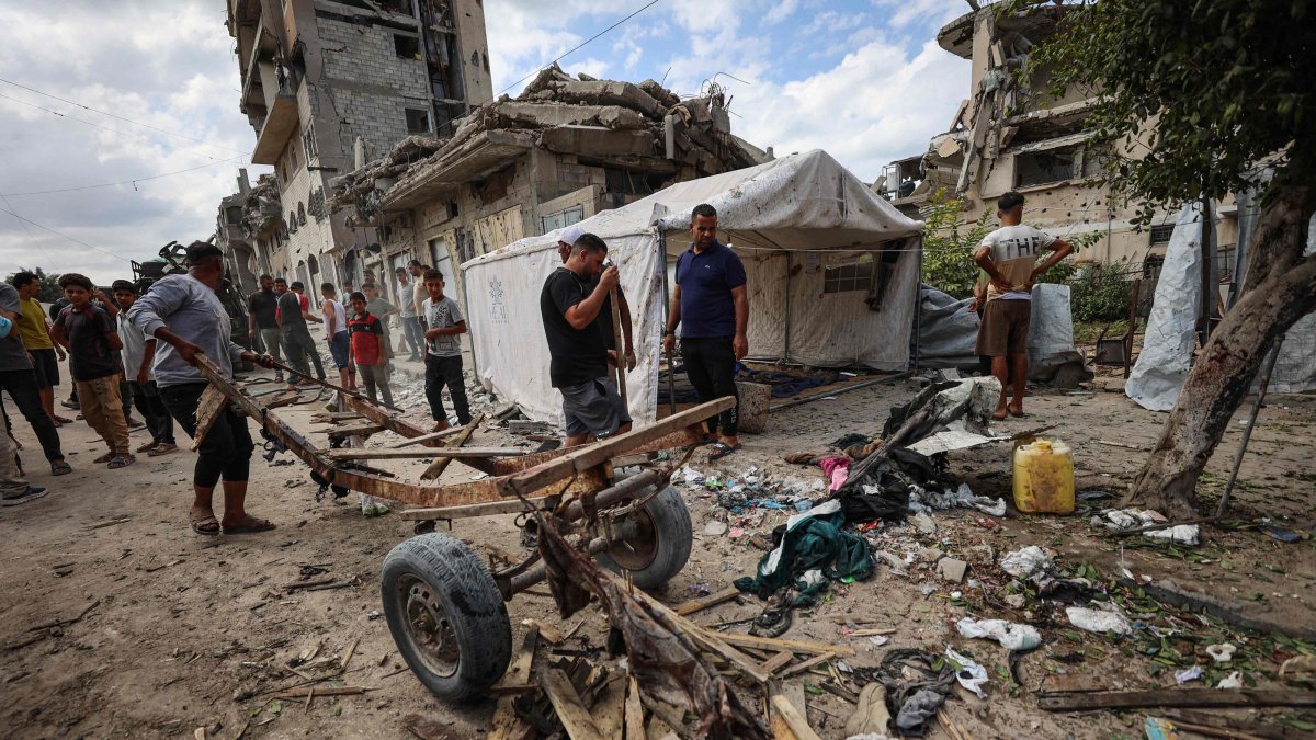 Palestinians inspect the damage following an Israeli airstrike that targeted a minibus and killed five people in Gaza City's Tel al-Hawa neighborhood, Sept. 30, 2026. (AFP Photo)