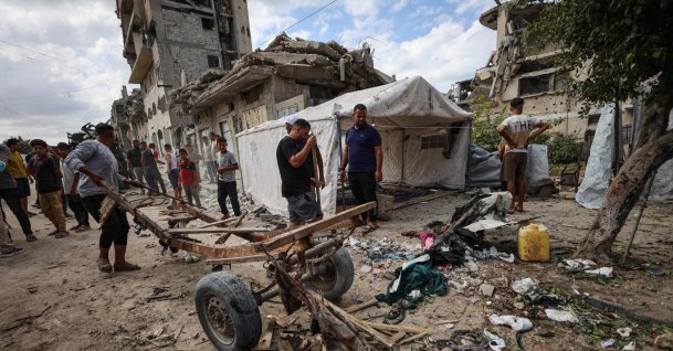 Palestinians inspect the damage following an Israeli airstrike that targeted a minibus and killed five people in Gaza City's Tel al-Hawa neighborhood, Sept. 30, 2026. (AFP Photo)