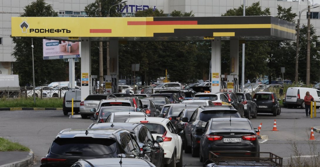 Vehicles line up at a Rosneft gas station, St. Petersburg, Russia, Sept. 15, 2026. (EPA Photo)