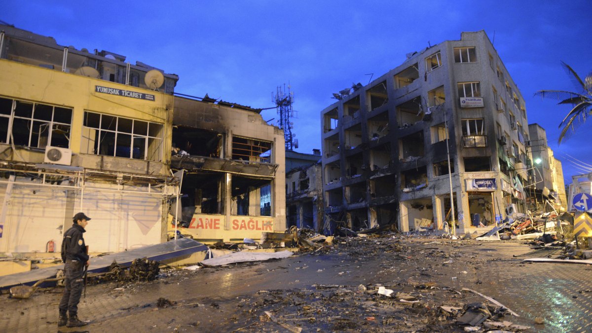 Damaged buildings along the street littered with debris of the explosions that killed 46 and injured about 50 others, Hatay, Türkiye, May 12, 2013. (AP Photo) 