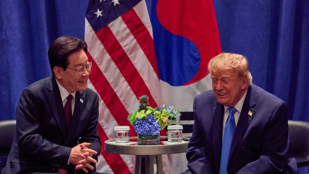 South Korean President Lee Jae-myung (L) holds talks with U.S. President Donald Trump during a meeting, New York, U.S., Sept. 22, 2026. (EPA Photo)