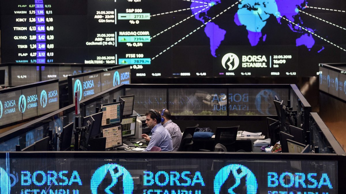 Traders work at their desks on the floor of the Borsa Istanbul in Istanbul, Türkiye, May 22, 2018. (AFP Photo)