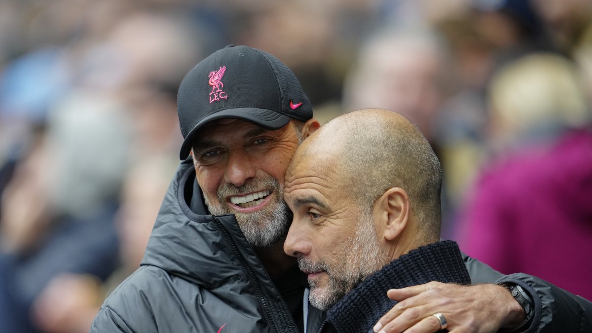 Liverpool's manager Jurgen Klopp (L) greets Manchester City's head coach Pep Guardiola prior to the English Premier League match at Etihad Stadium, Manchester, U.K., April 1, 2023. (AP Photo)