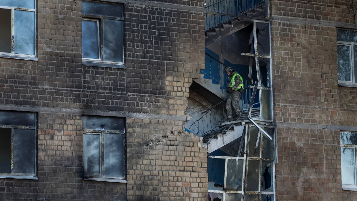 A police bomb squad member works at a site of a damaged school hit by a Russian jet-drone strike, in Kyiv, Ukraine, Oct. 1, 2026. (Reuters Photo)