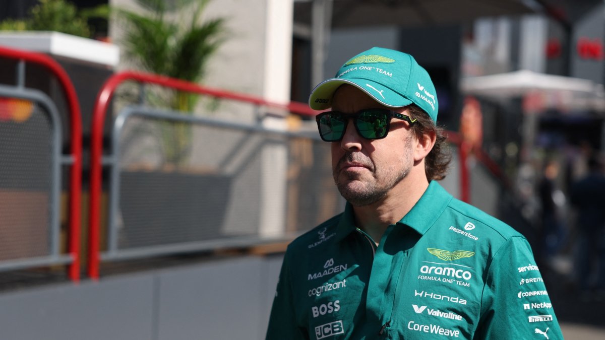 Aston Martin's Fernando Alonso arrives ahead of the Azerbaijan Grand Prix at Baku City Circuit, Baku, Azerbaijan, Sept. 26, 2026. (Reuters Photo)
