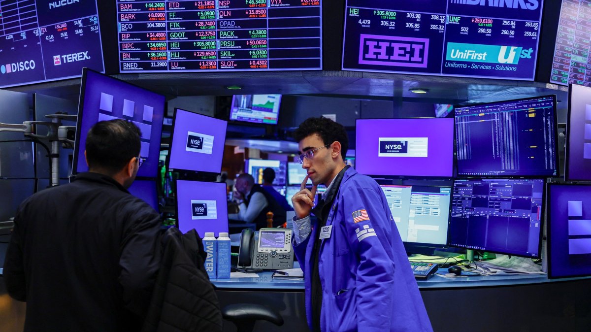 Traders work on the floor at the New York Stock Exchange (NYSE), New York City, U.S., Sept. 29, 2026. (Reuters Photo)