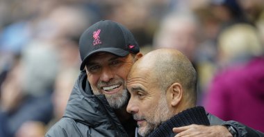 Liverpool's manager Jurgen Klopp (L) greets Manchester City's head coach Pep Guardiola prior to the English Premier League match at Etihad Stadium, Manchester, U.K., April 1, 2023. (AP Photo)