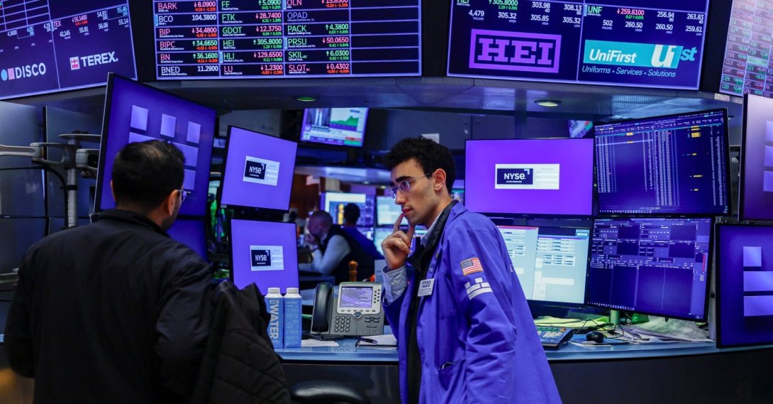 Traders work on the floor at the New York Stock Exchange (NYSE), New York City, U.S., Sept. 29, 2026. (Reuters Photo)