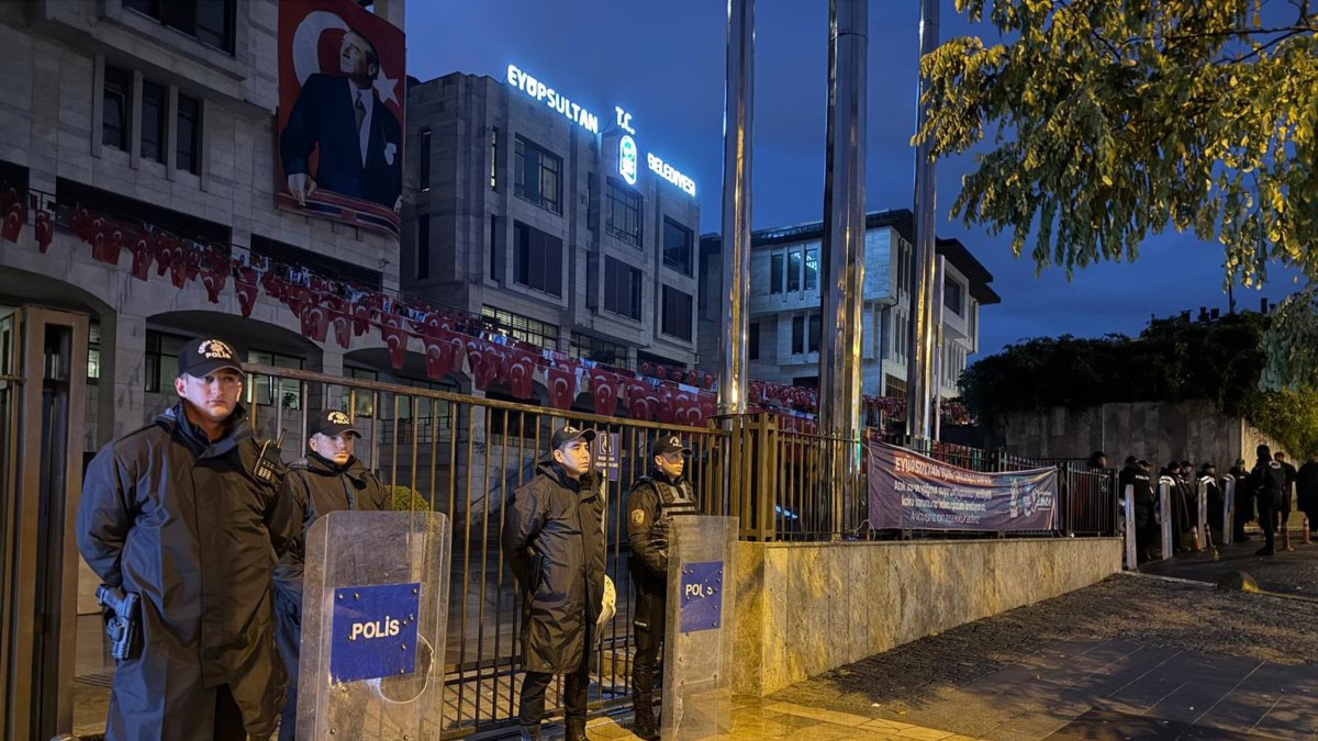Turkish security forces conduct an operation at the Eyüpsultan Municipality building, Istanbul, Türkiye, Oct. 2, 2026. (AA Photo)
