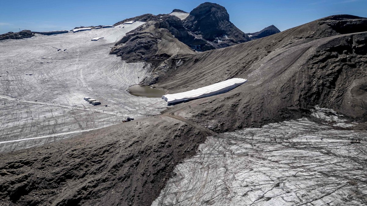 This aerial photograph shows the melting Tsanfleuron Glacier (L) and the melting Scex Rouge glacier (R) separated by the Tsanfleuron pass with synthetic blankets covering snow from the previous winter season to prevent it from melting, above Les Diablerets, western Switzerland, Sept. 6, 2026. (AFP Photo)