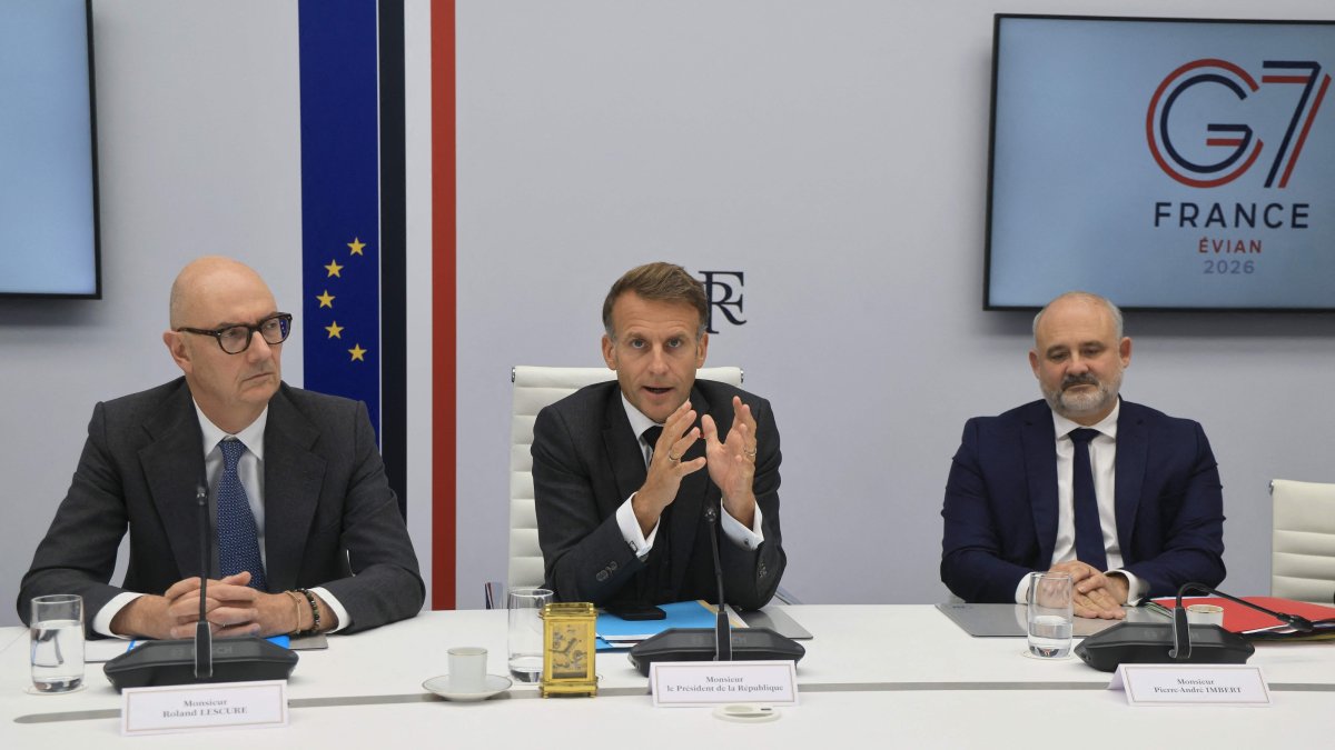 French President Emmanuel Macron speaks next to France's Economy, Finances and Industry Minister Roland Lescure and Secretary-General of the Office of the President of the French Republic Pierre-André Imbert following a videoconference with G7 leaders from the Élysée Presidential Palace in Paris, Oct. 2, 2026. (AFP Photo)