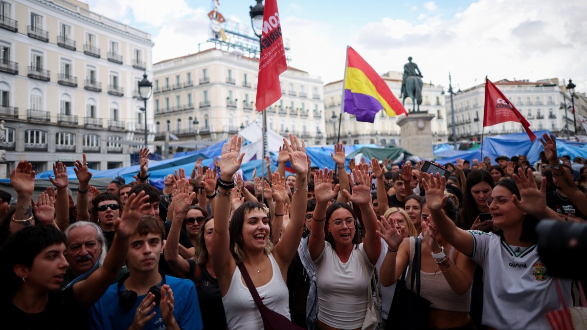 Demonstrators protest at Puerta del Sol square after a parliamentary vote on two government decrees approved by the cabinet this week on a package of social and housing measures in Madrid, Spain, Oct. 2, 2026. (Reuters Photo)