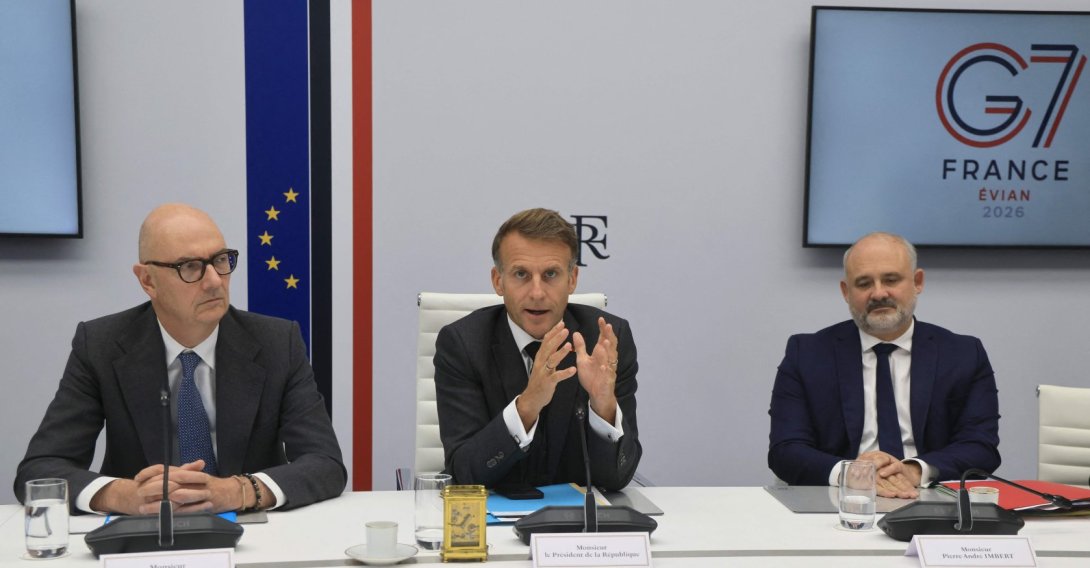 French President Emmanuel Macron speaks next to France's Economy, Finances and Industry Minister Roland Lescure and Secretary-General of the Office of the President of the French Republic Pierre-André Imbert following a videoconference with G7 leaders from the Élysée Presidential Palace in Paris, Oct. 2, 2026. (AFP Photo)