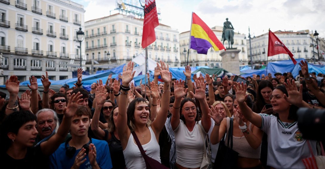 Demonstrators protest at Puerta del Sol square after a parliamentary vote on two government decrees approved by the cabinet this week on a package of social and housing measures in Madrid, Spain, Oct. 2, 2026. (Reuters Photo)