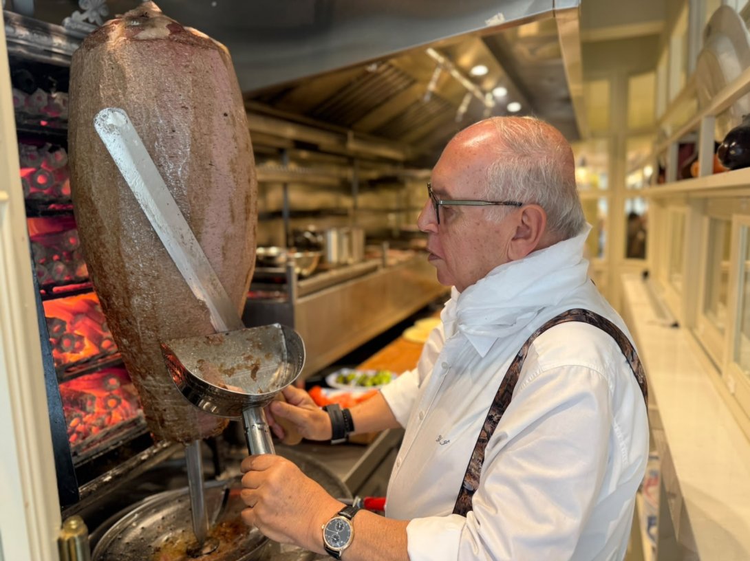 Yavuz Iskenderoğlu slices döner at Kebapçı Iskender’s new restaurant in London, U.K., Sept. 27, 2026. (Photo by Alpaslan Düven)