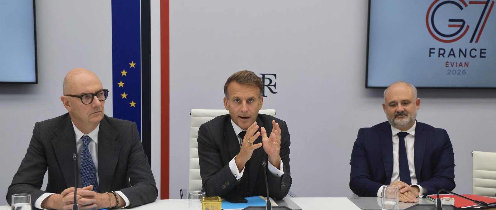 French President Emmanuel Macron speaks next to France's Economy, Finances and Industry Minister Roland Lescure and Secretary-General of the Office of the President of the French Republic Pierre-André Imbert following a videoconference with G7 leaders from the Élysée Presidential Palace in Paris, Oct. 2, 2026. (AFP Photo)
