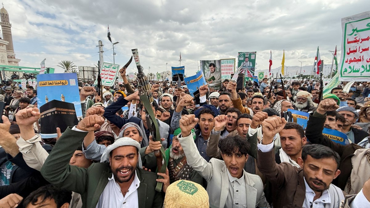 Houthi supporters rally to celebrate advances by Houthi forces along the Red Sea coastline, Sanaa, Yemen, Sept. 18, 2026. (Reuters Photo)
