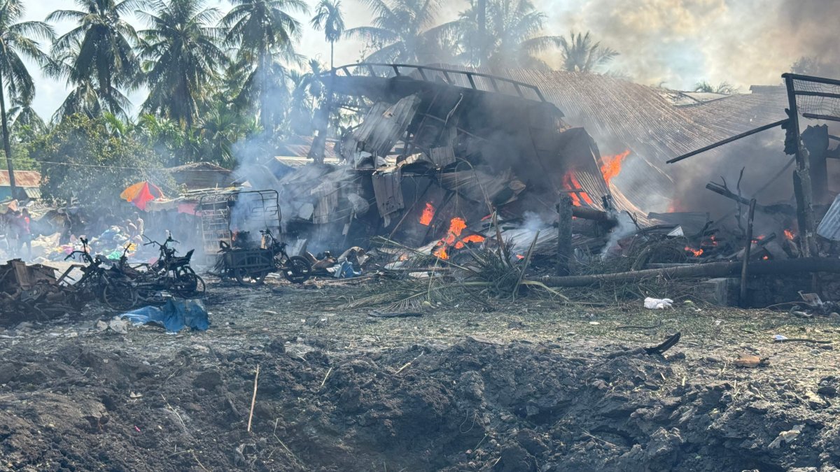 Smoke billows from fires in a residential area following a military airstrike on a market and adjacent bridge, Kyauktaw, Western Rakhine State, Sept. 28, 2026. (AFP Photo)