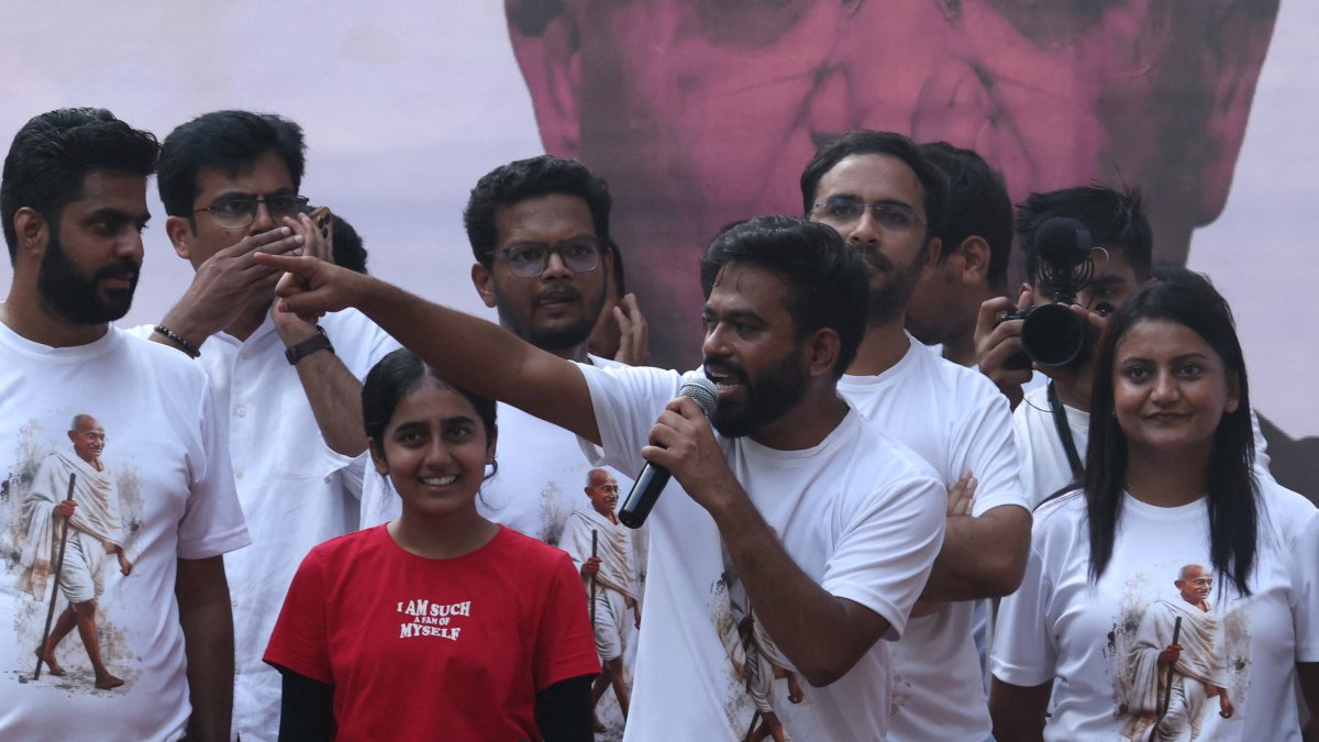 Abhijeet Dipke, head of the Cockroach Janta Party (CJP), addresses his supporters during a protest demanding the resignation of India's Chief Election Commissioner, Gyanesh Kumar, Mumbai, India, Oct. 2, 2026. (Reuters Photo)