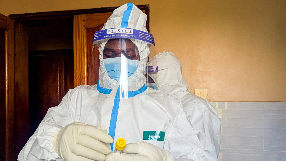 A member of the civil protection team's dignified and safe burial service prepares to swab the body of a child suspected of having died from Ebola at the Butembo Unit Hospital morgue, Butembo, DRC, Sept. 13, 2026. (Reuters Photo)