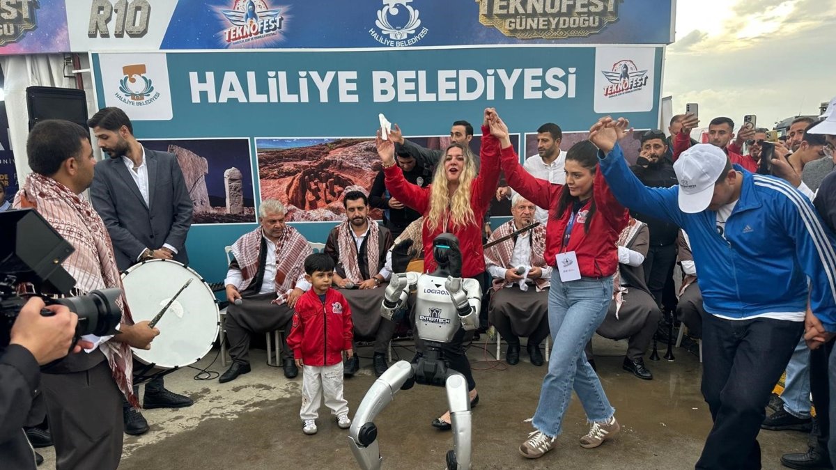 A humanoid robot dances to traditional Şanlıurfa music at TEKNOFEST Southeast, Şanlıurfa, Türkiye, Oct. 3, 2026. (DHA Photo)
