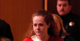 Death row inmate Christa Pike enters a Knox County Criminal Court, Knoxville, U.S., Dec. 4, 2007. (Reuters Photo)