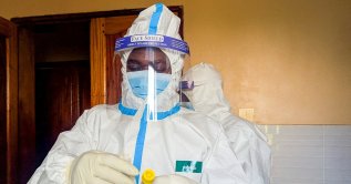 A member of the civil protection team's dignified and safe burial service prepares to swab the body of a child suspected of having died from Ebola at the Butembo Unit Hospital morgue, Butembo, DRC, Sept. 13, 2026. (Reuters Photo)