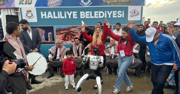 A humanoid robot dances to traditional Şanlıurfa music at TEKNOFEST Southeast, Şanlıurfa, Türkiye, Oct. 3, 2026. (DHA Photo)