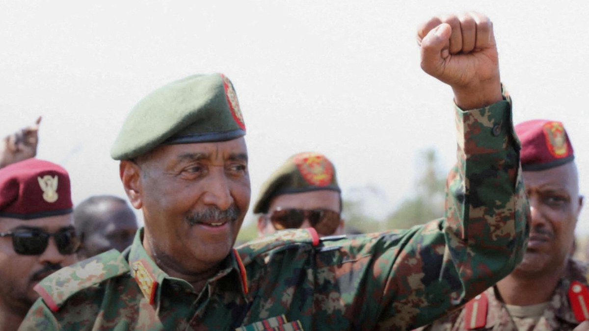 Sudan's Sovereignty Council Chair Abdel Fattah al-Burhan gestures to soldiers, Khartoum, Sudan, March 26, 2025. (Reuters File Photo)