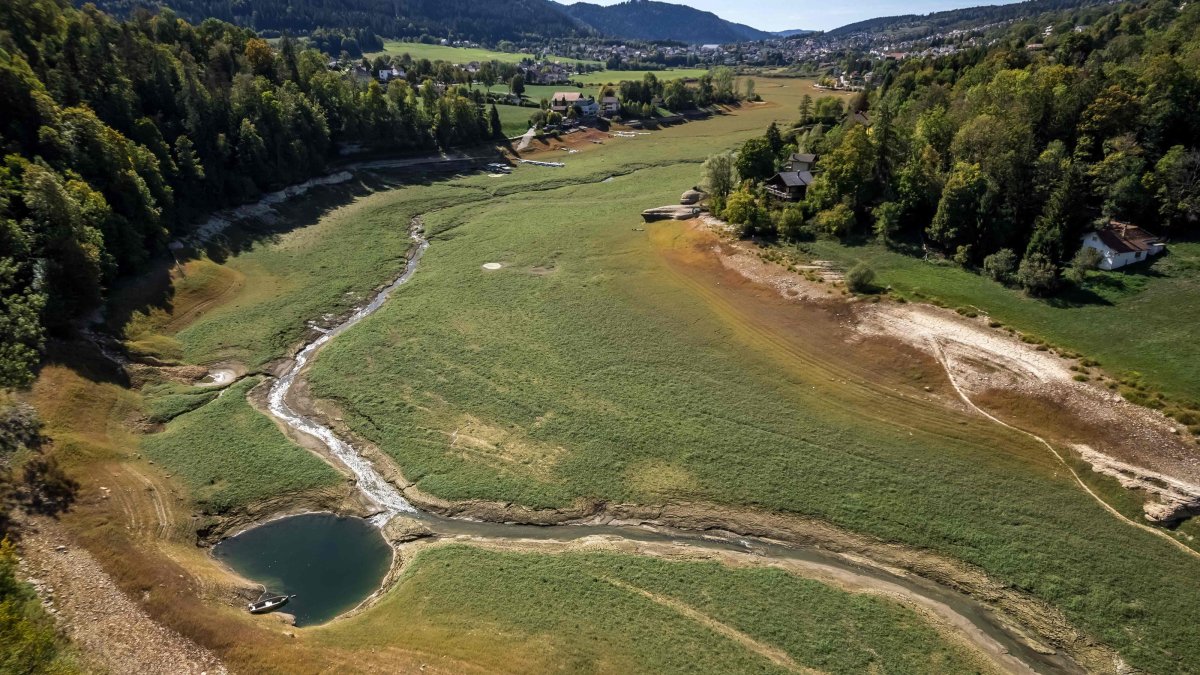 An aerial view of the bed of Lake Brenets, parched and now covered in grass, and a part of the Doubs River forming a natural border between eastern France and western Switzerland, Les Brenets, Switzerland, Sept. 25, 2026. (AFP Photo)